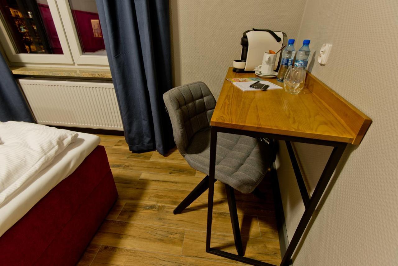 Apartsuites I Sorau Żary Exterior foto A Nespresso machine in a hotel room