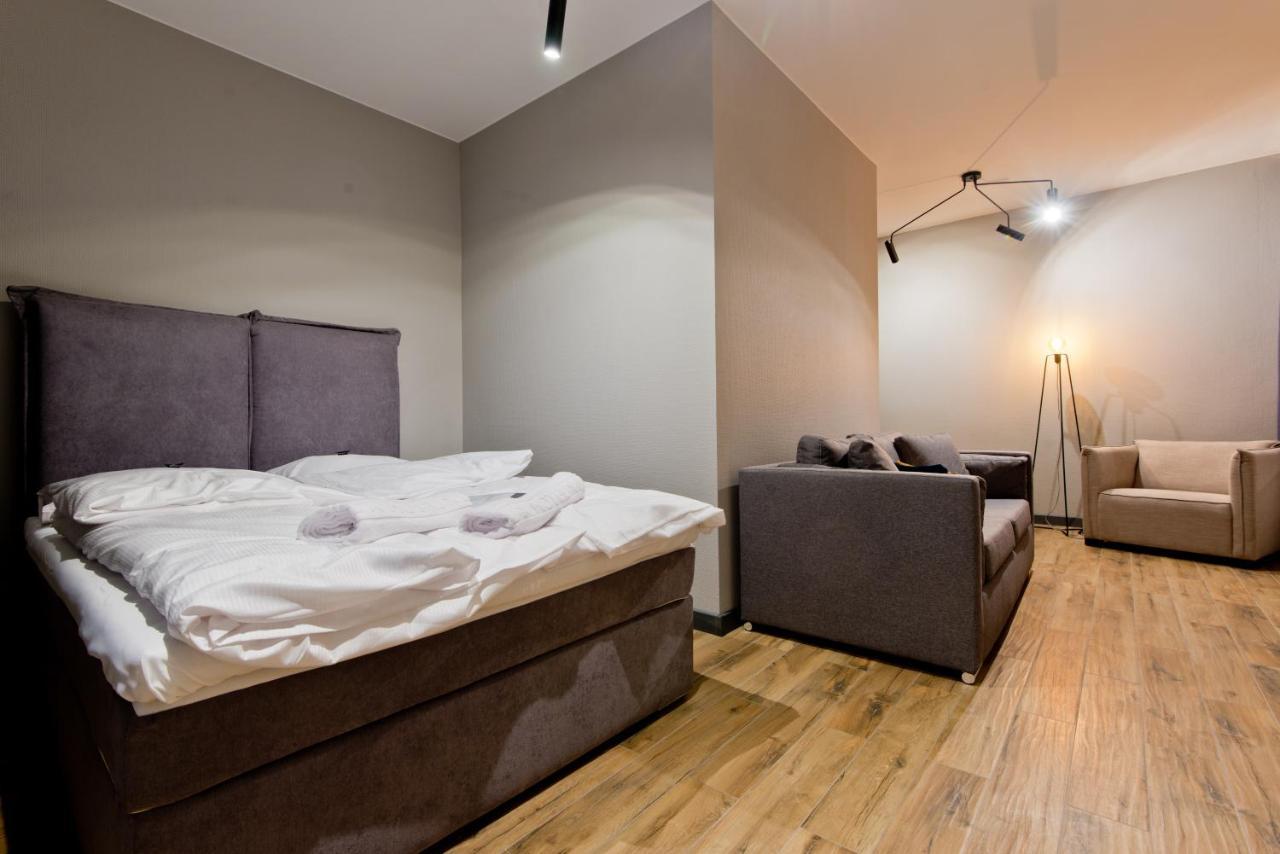 Apartsuites I Sorau Żary Exterior foto A bedroom with a sofa bed